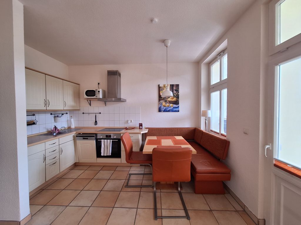 Küche und Essbereich mit Balkon zur Kurstraße