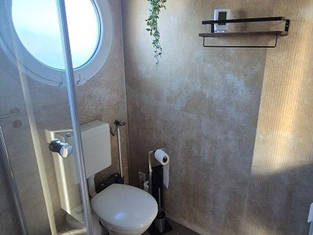Bad mit Dusche, WC und Waschtisch