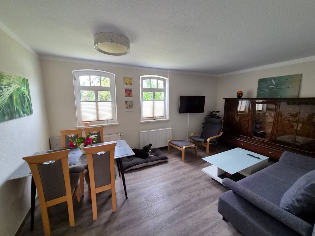 Wohnzimmer mit Couch (eine Aufbettung möglich), TV und Essplatz