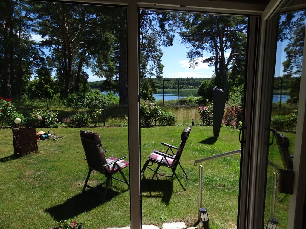 Blick vom Garten auf den See