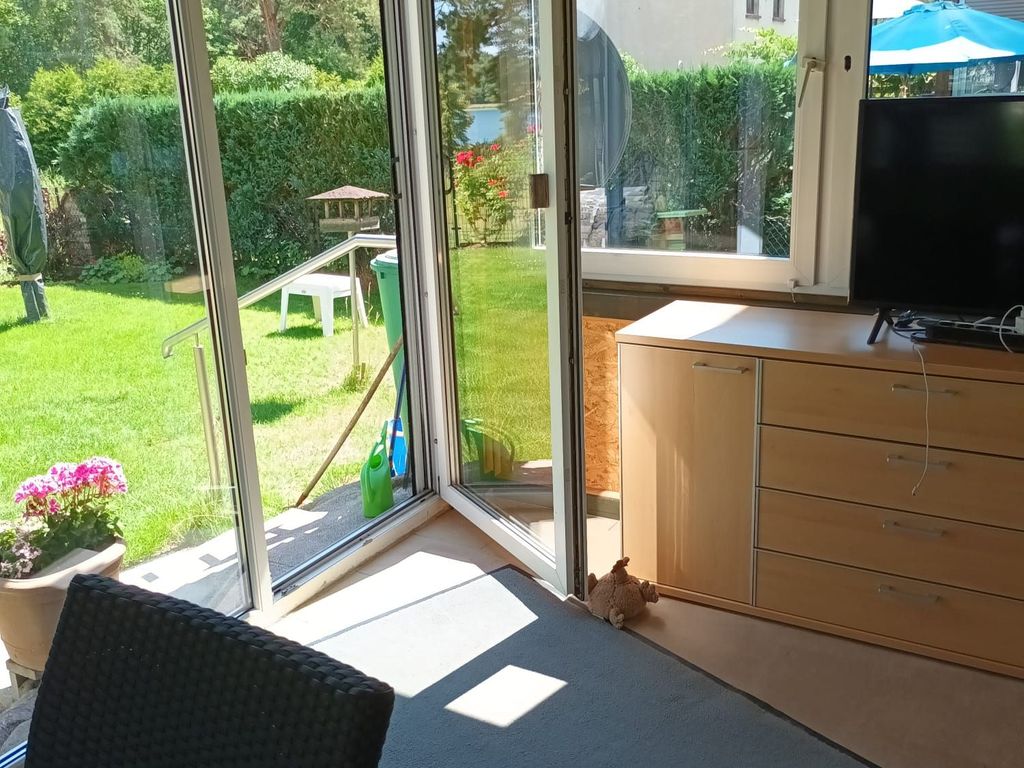 Wohnraum mit Zugang in den Garten