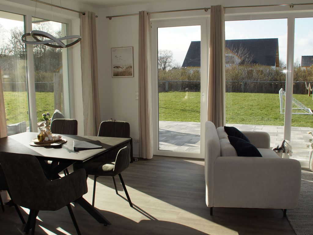 Wohnzimmer mit Blick in den Garten