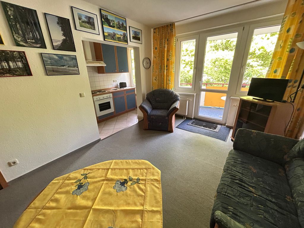 Der Essbereich und die offene Küchenzeile mit Zugang zum Balkon