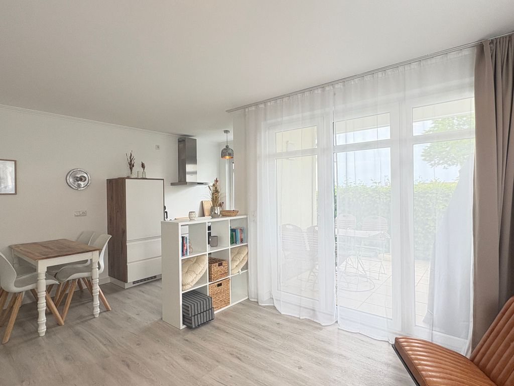 Wohnzimmer mit Terrasse und offener Küche