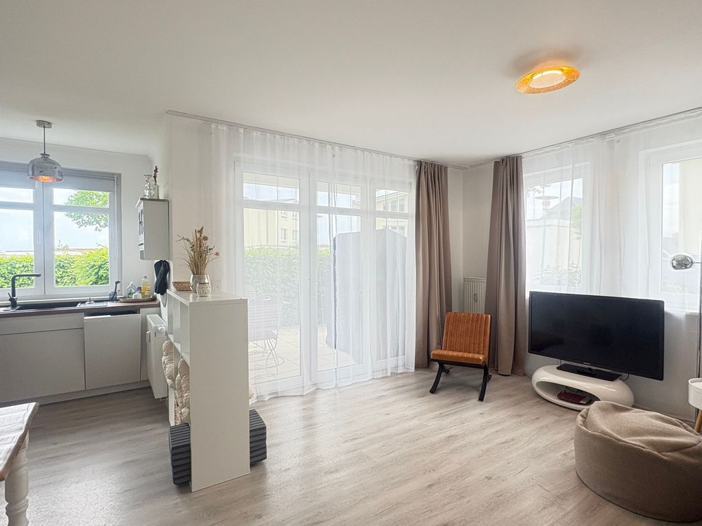 Wohnzimmer mit Terrasse und offener Küche