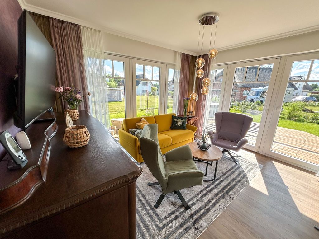 Wohnzimmer mit Sofa im EG