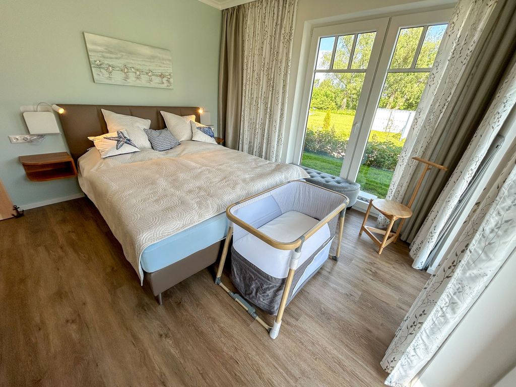 Schlafzimmer mit Doppelbett im EG