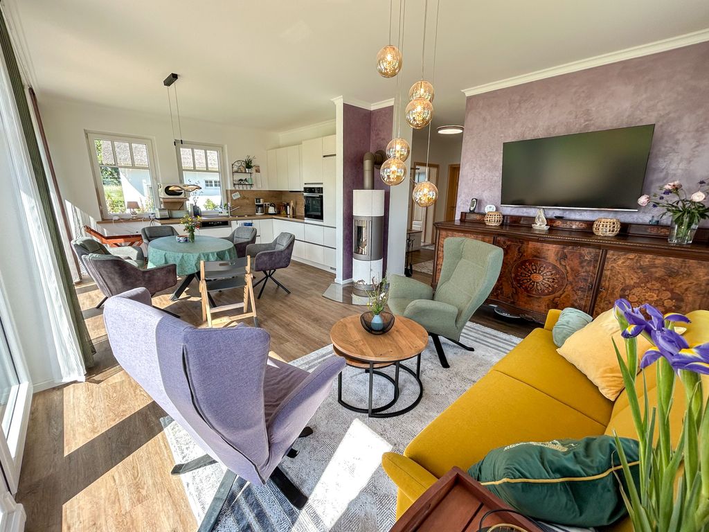 Wohnzimmer mit Sofa im EG