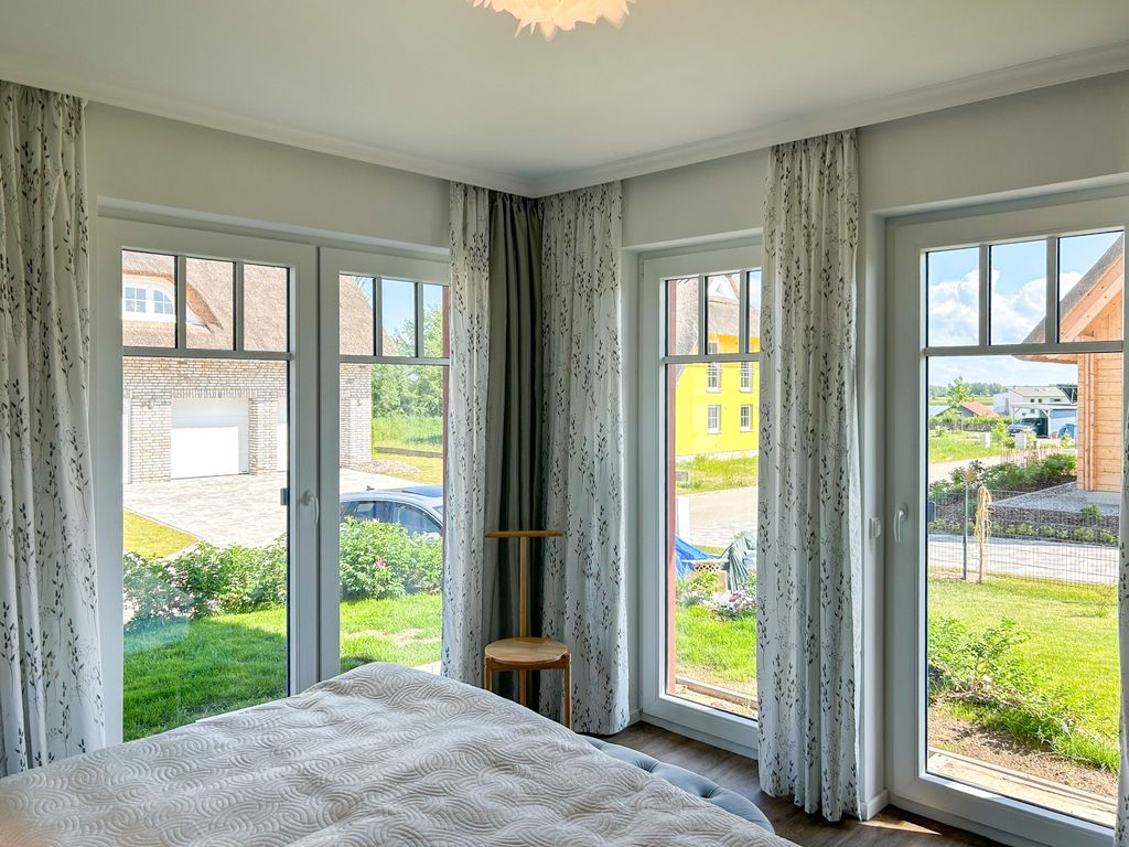 Schlafzimmer mit Doppelbett im EG