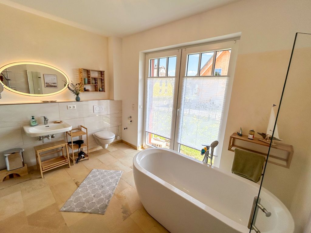 Badezimmer mit Dusche, Badewanne und WC im EG