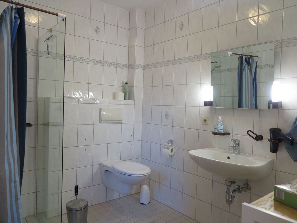 Badezimmer mit ebenerdiger Dusche