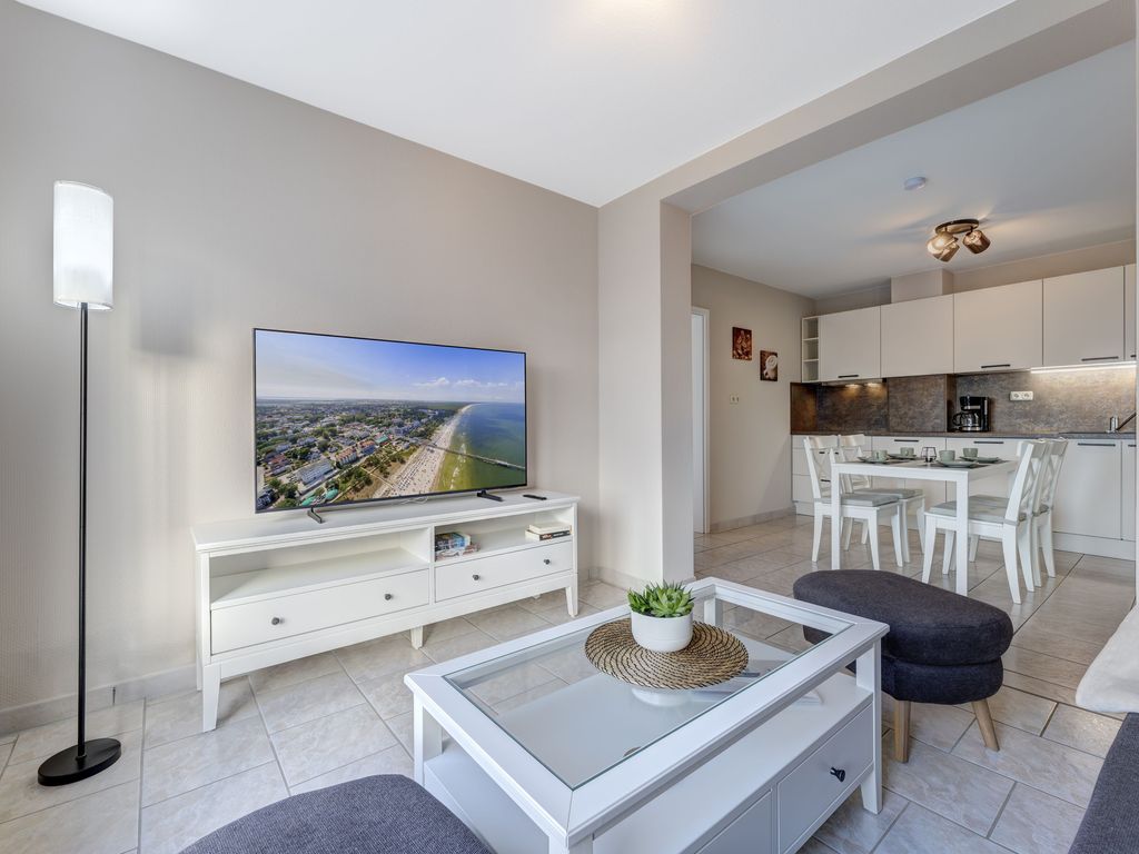 Offener Wohnbereich mit Flat-TV