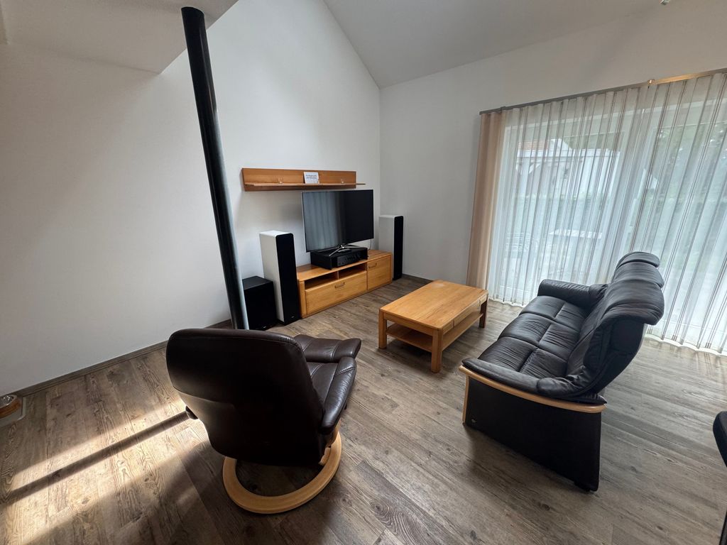 Gemütliche Couch mit Smart TV