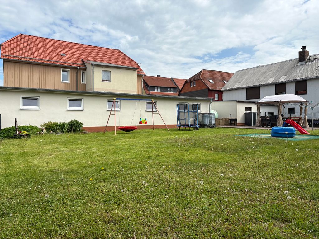 Garten mit Spielgeräten