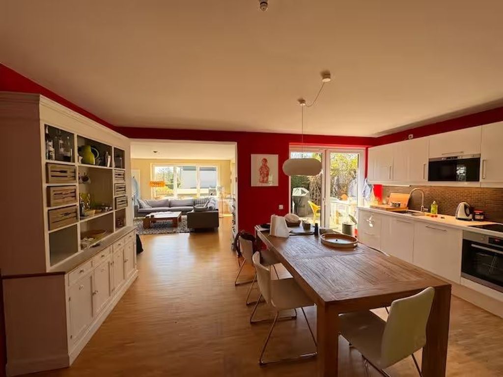 Offene Küche mit viel Platz und Durchgang zur Terrasse.