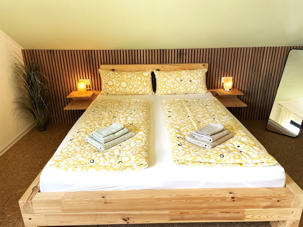 Schlafzimmer mit Doppelbett