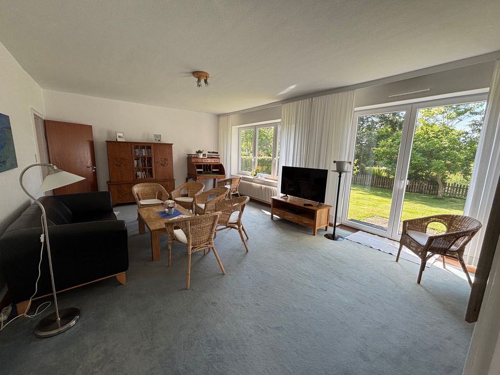 Großes Wohnzimmer mit Zugang zum Garten