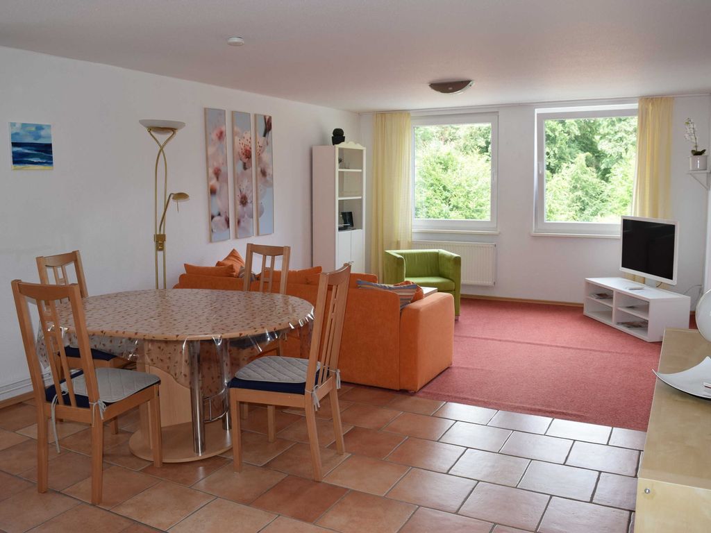 Blick in das Wohn-Esszimmer mit Blick auf den Küstenschutzwald
