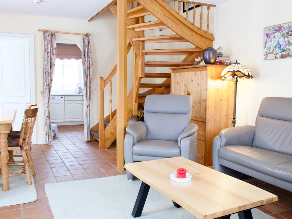 Helles, gemütliches Wohnzimmer mit Terrasse