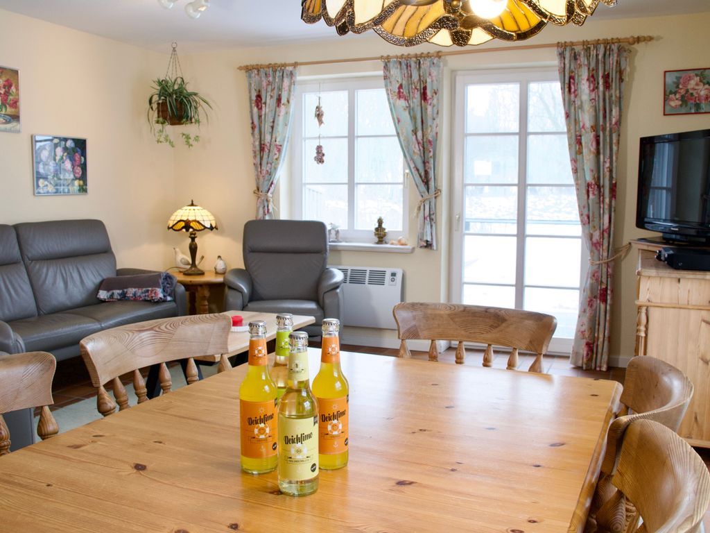 Helles, gemütliches Wohnzimmer mit Terrasse