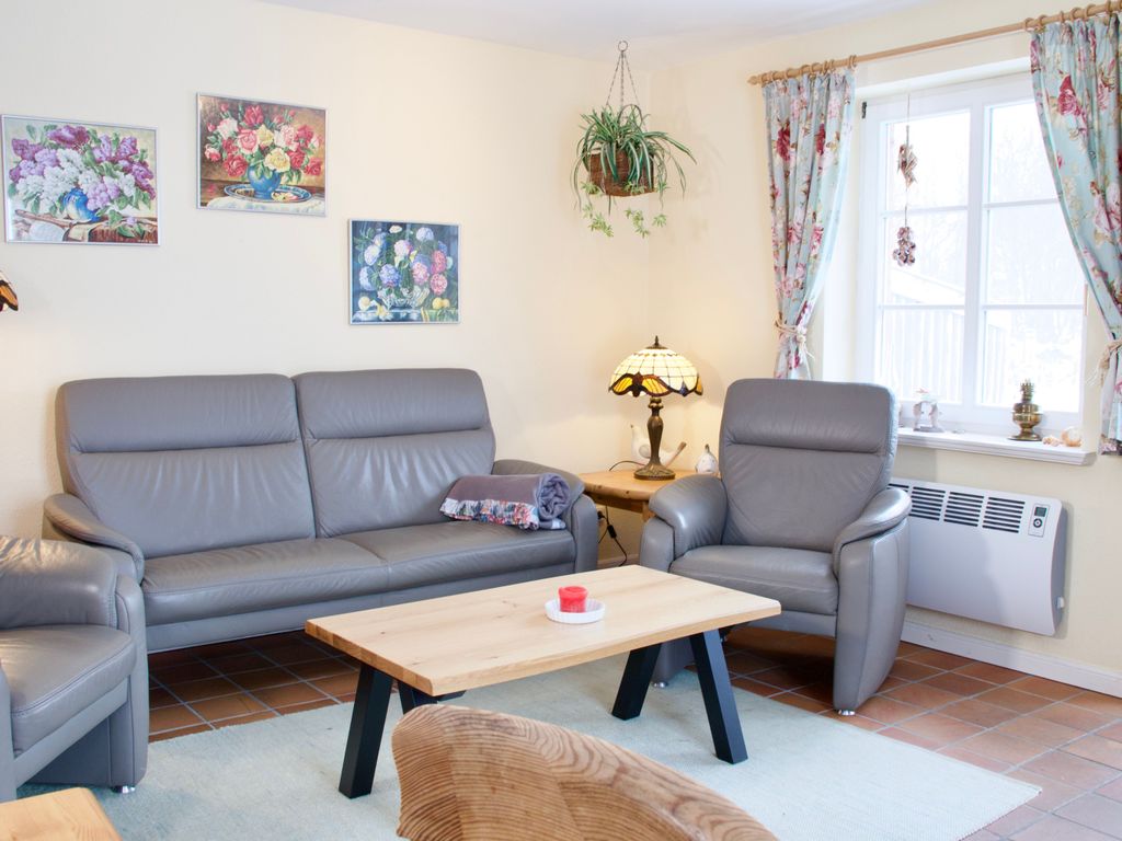 Helles, gemütliches Wohnzimmer mit Terrasse