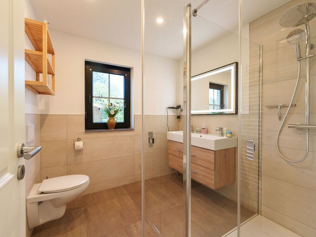 Badezimmer im EG mit Doppelwaschbecken, Dusche und WC