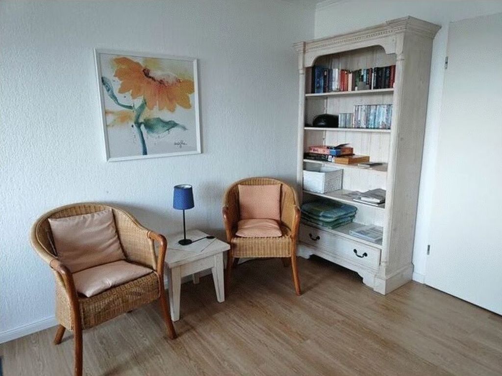 Gemütliche Leseecke mit Büchern und Spielen.