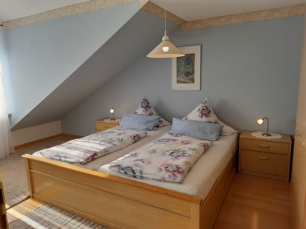 Schlafzimmer mit Doppelbett