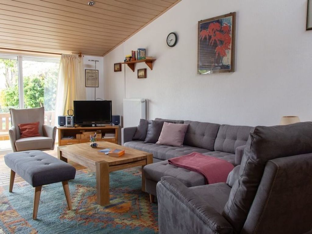 Living area with spatially separated kitchen