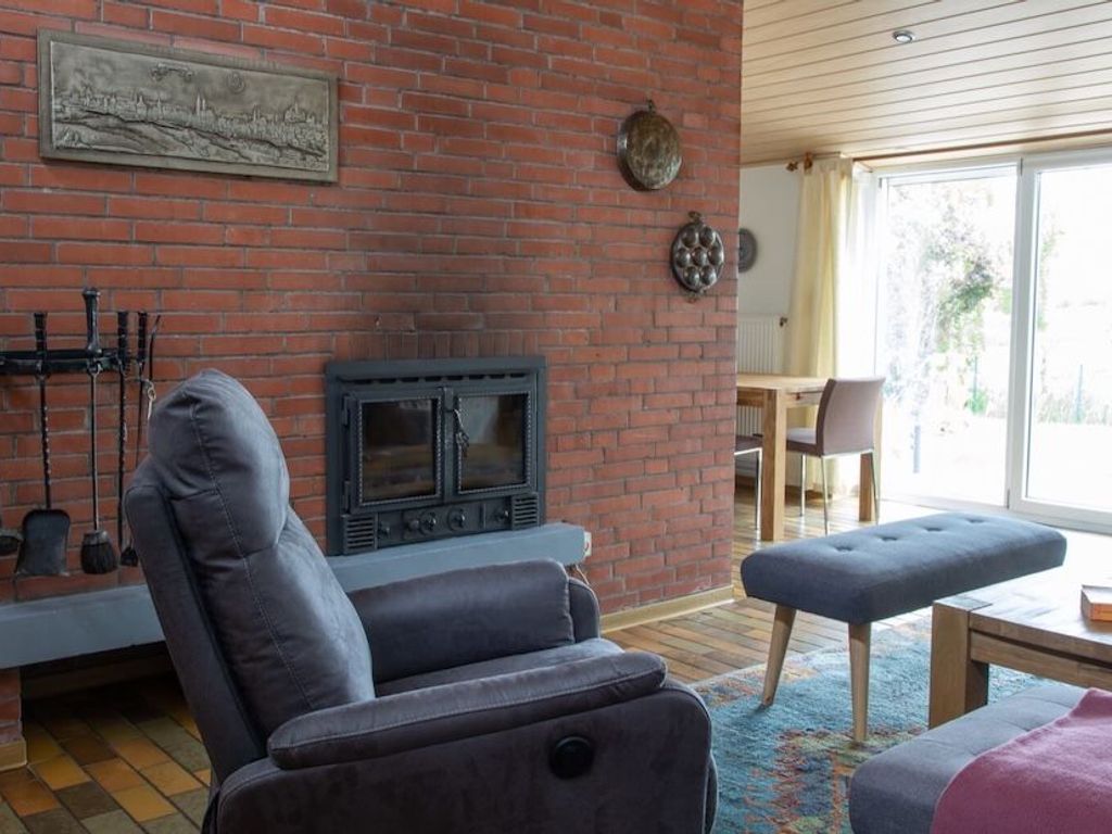 Living area with spatially separated kitchen