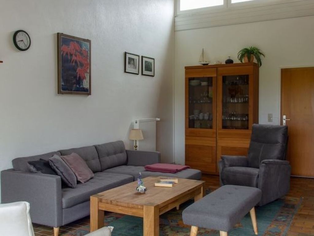 Living area with spatially separated kitchen
