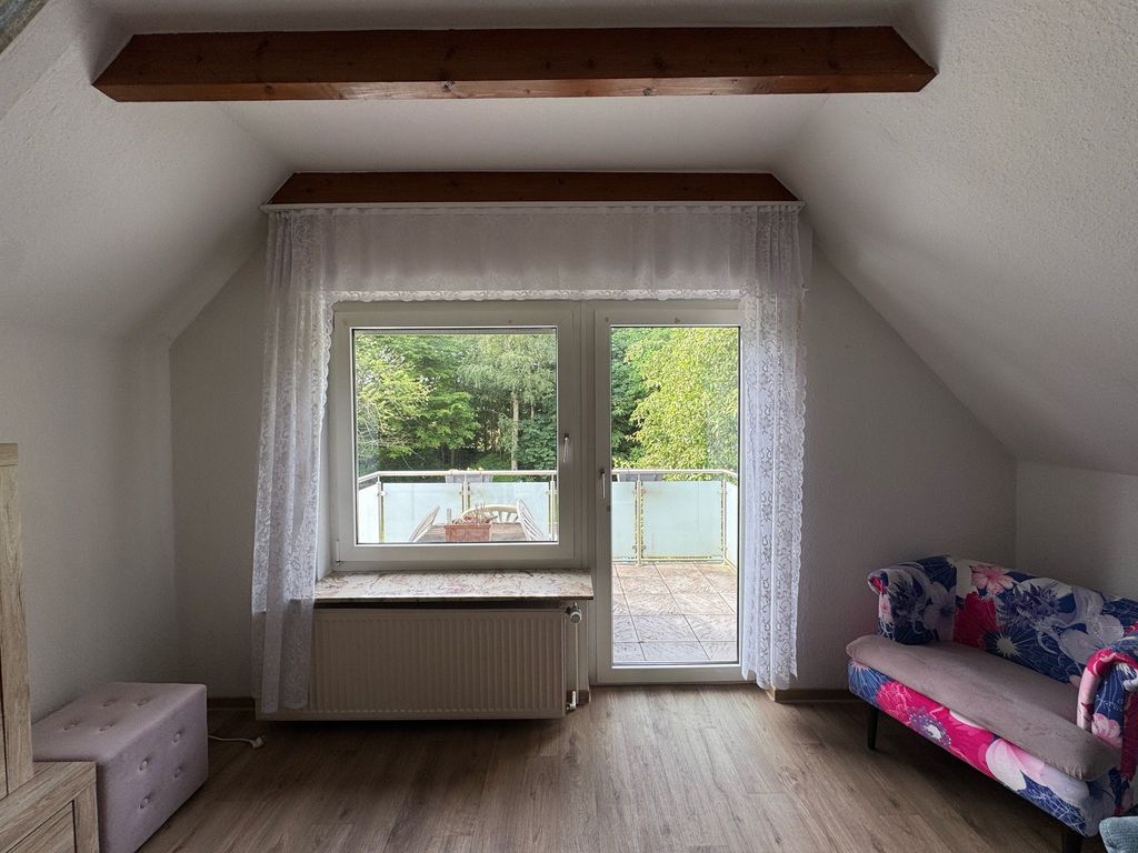 Wohnzimmer mit Ausgang zum Balkon