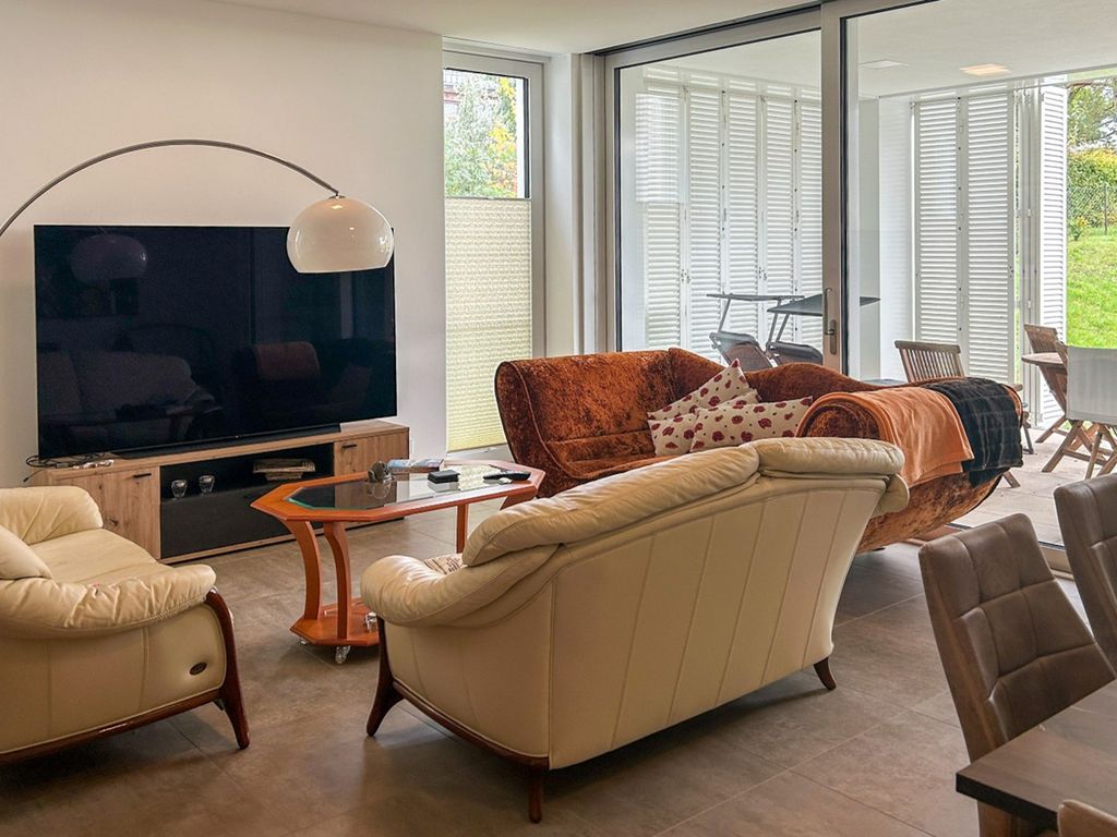 Sitzgelegenheit und TV im Wohnzimmer.
