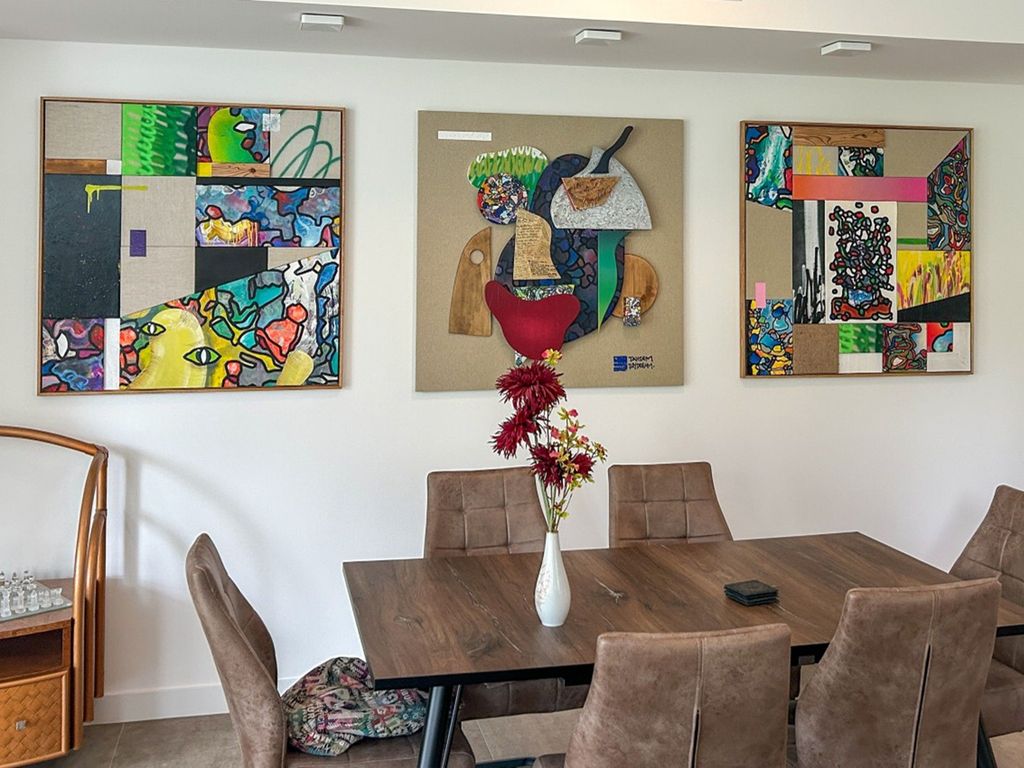 Esstisch mit Sitzgelegenheiten im stilvoll eingerichteten Wohnzimmer.