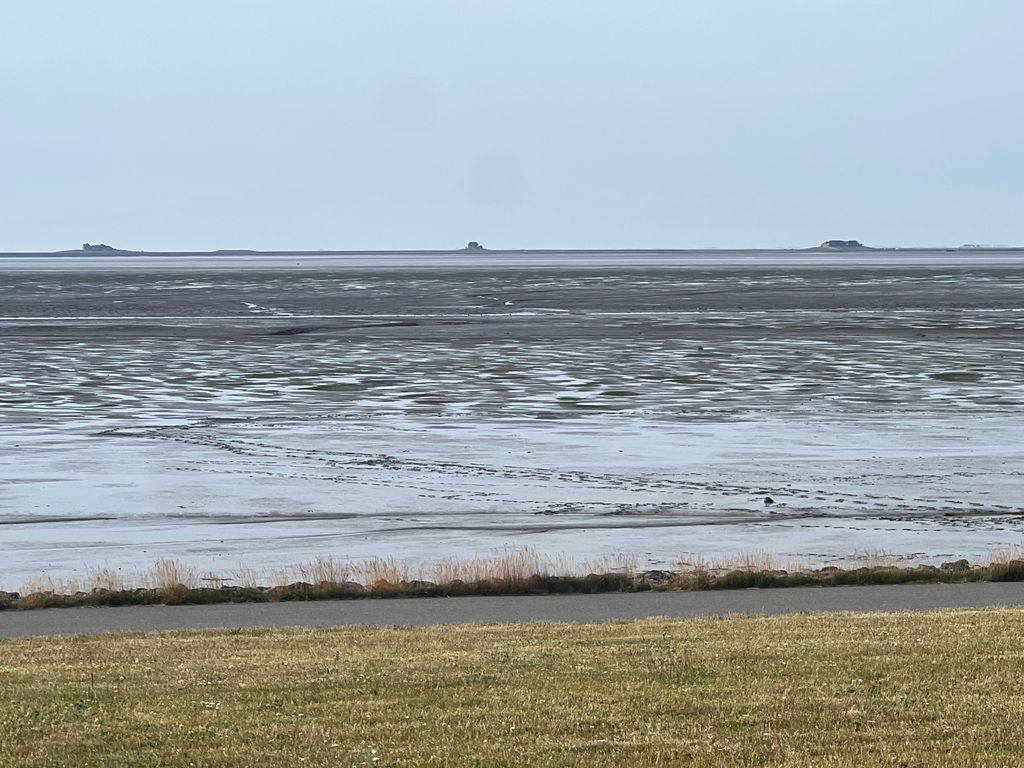 Nordsee mit Sicht auf die Halligen am Deich