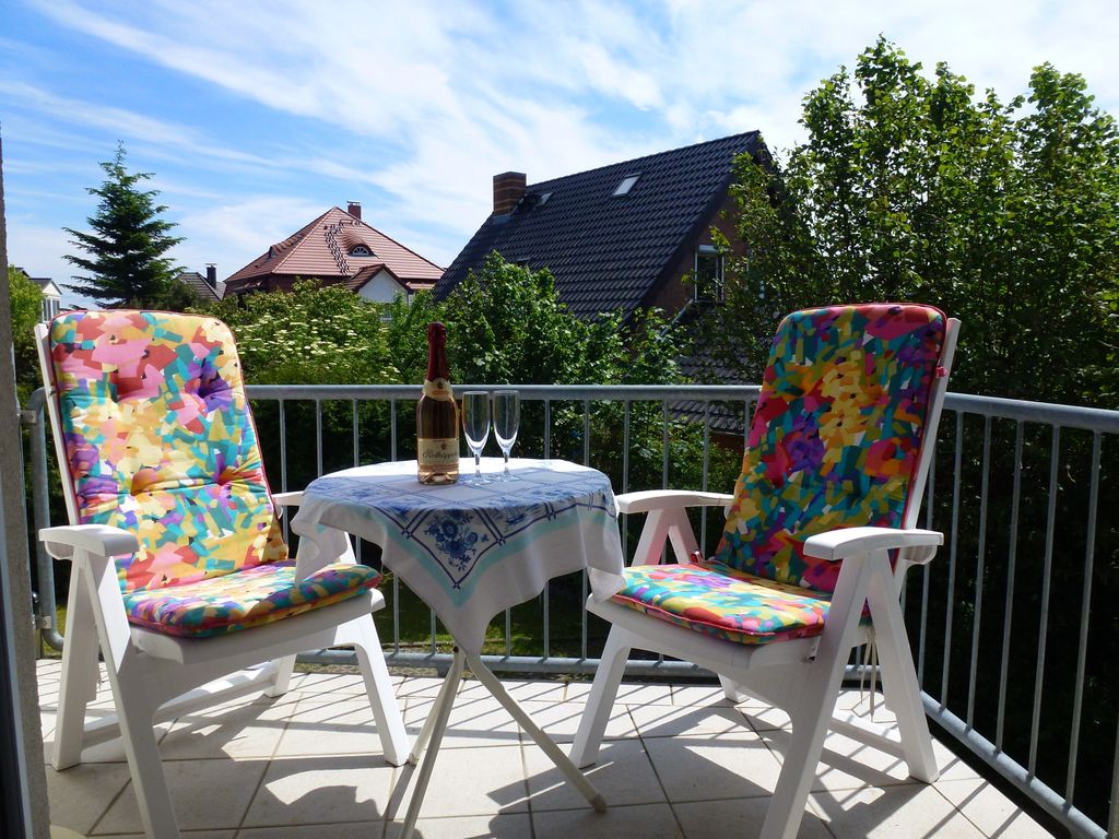 Balkon mit Balkonmöbeln