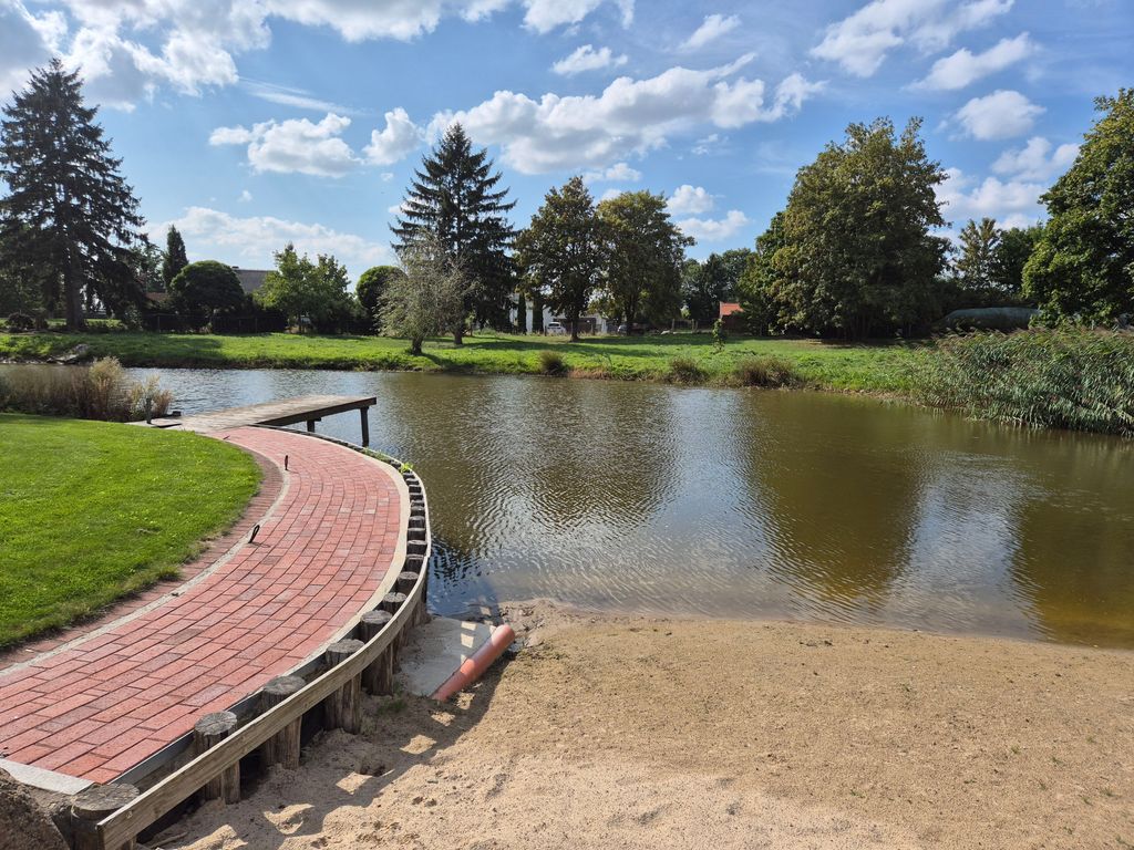 Schwimmteich mit Steg
