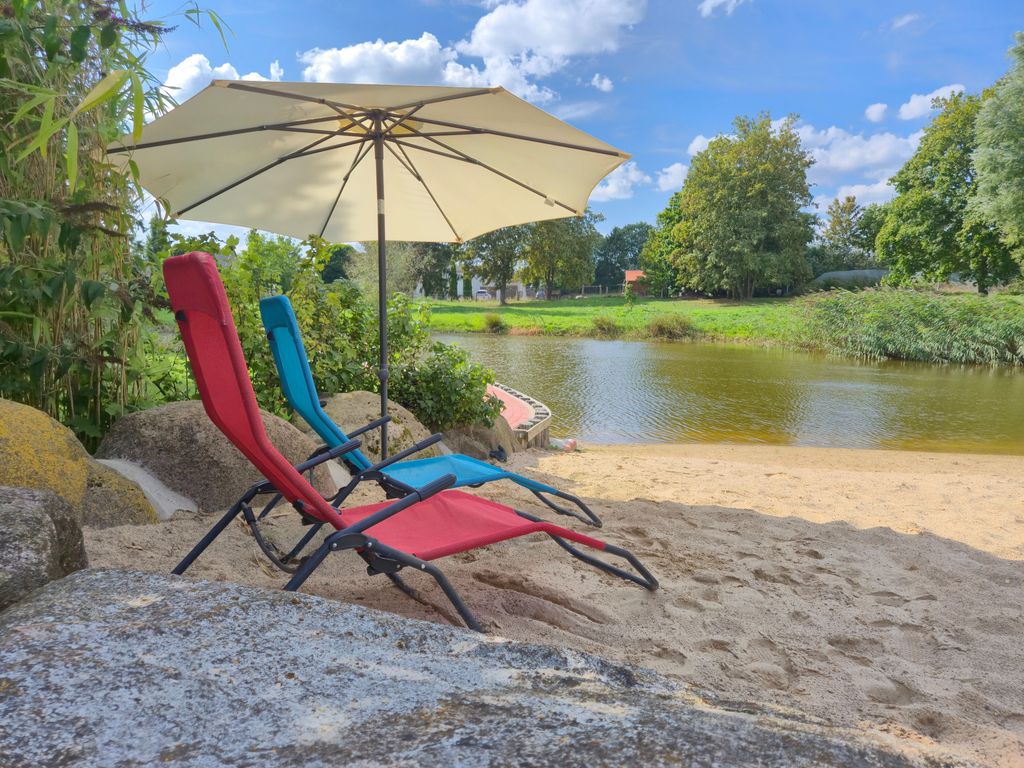 Sonnenliegen am Schwimmteich