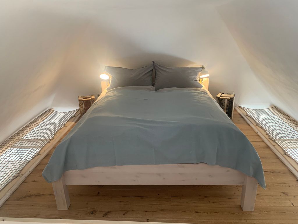 Doppelbett im Spitzboden