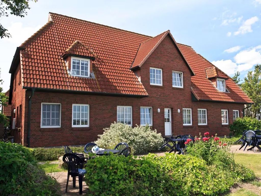 Garten hinter dem Haus mit Sitzgelegenheiten