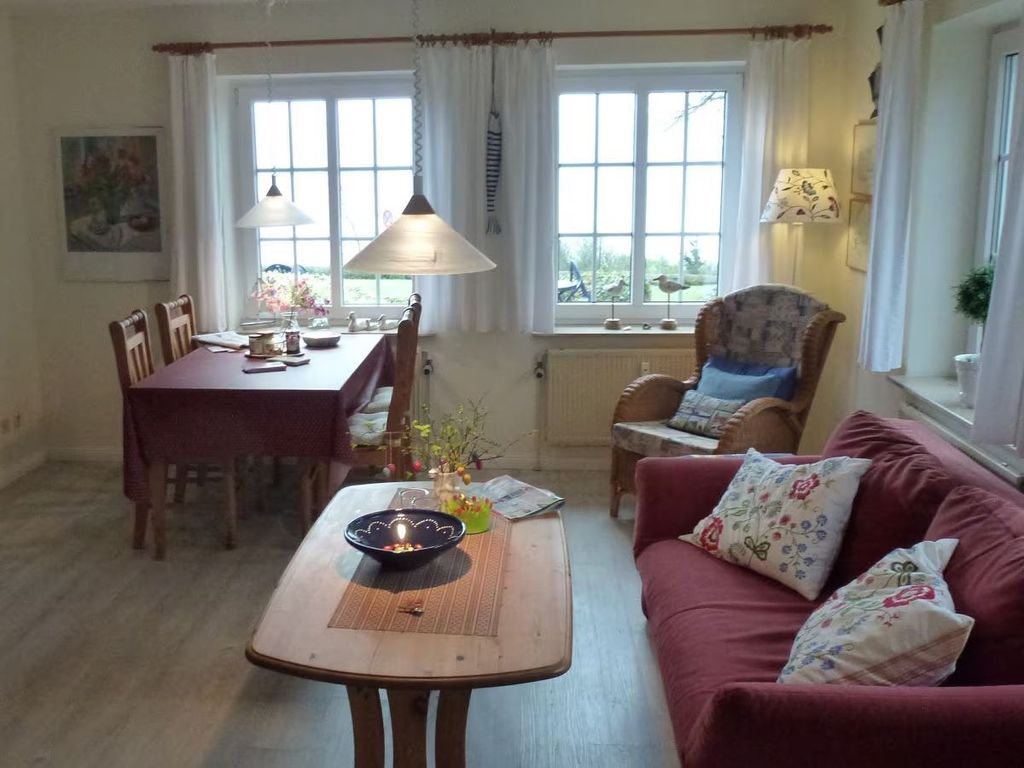 Wohn- und Esszimmer mit Blick auf den Strand vor dem Haus