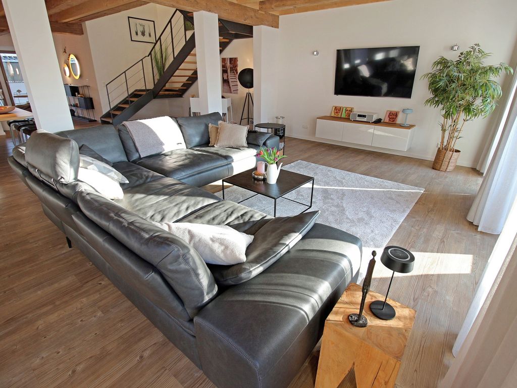 Wohnraum mit großzügiger Ledersitzlandschaft zum Relaxen und für gemütliche Spiel- oder Fernsehabende mit großem Smart-TV