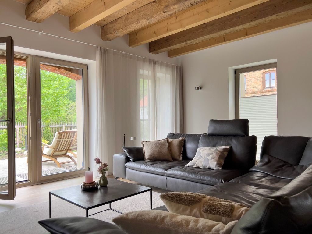 Wohnraum mit großzügiger Ledersitzlandschaft zum Relaxen