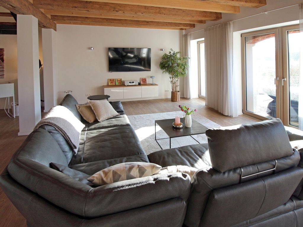 Wohnraum mit großzügiger Ledersitzlandschaft zum Relaxen und für gemütliche Spiel- oder Fernsehabende mit großem Smart-TV