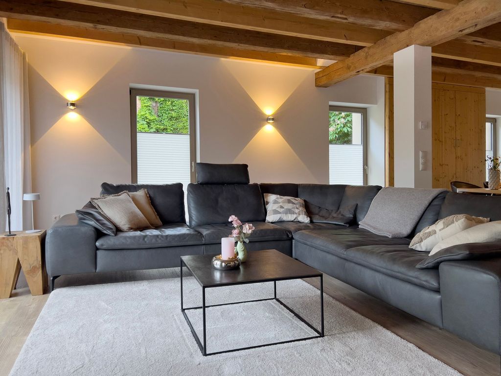 Wohnraum mit großzügiger Ledersitzlandschaft zum Relaxen