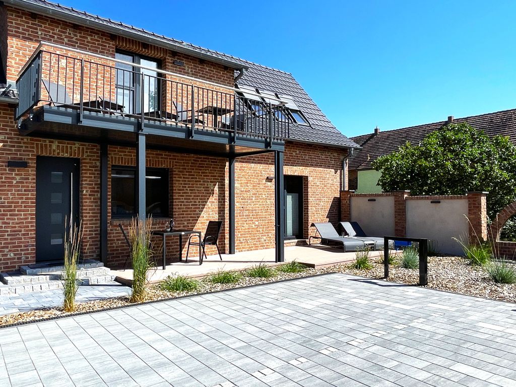 Blick zur Terrasse und Balkon der Unterkünfte