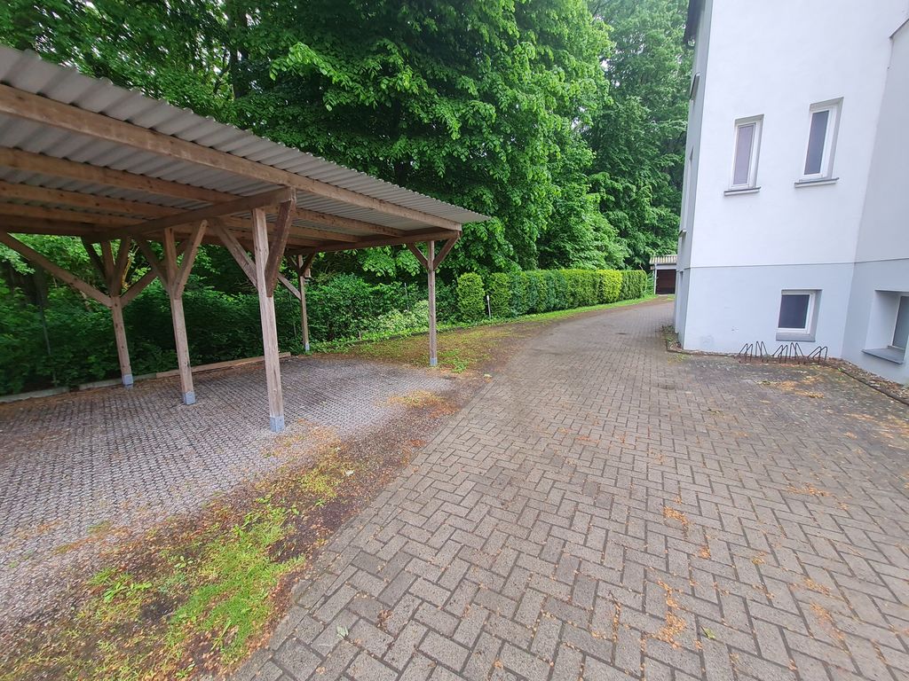 Zufahrt zum Hof Parkplätze