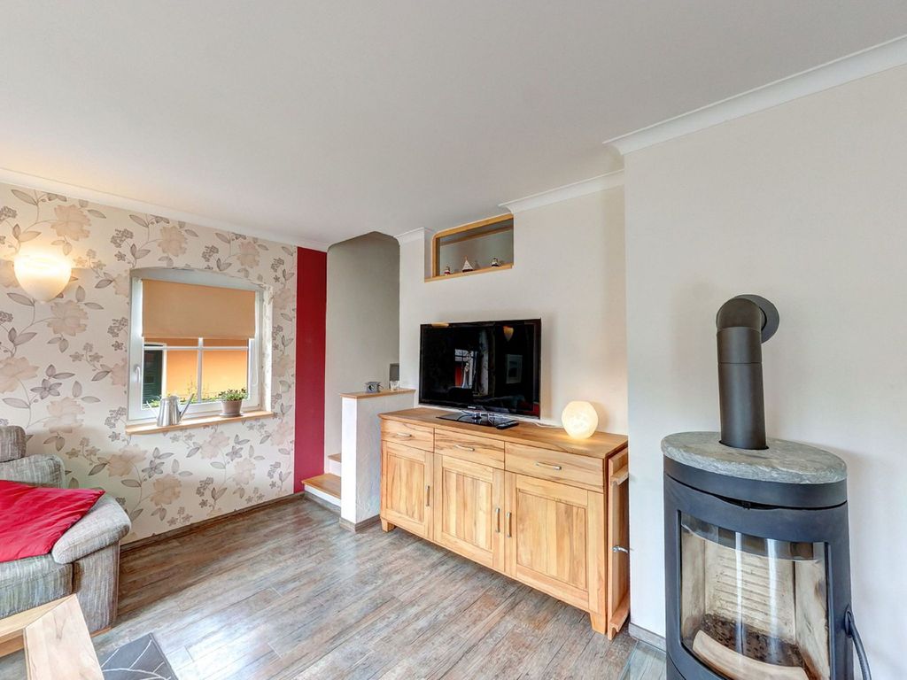 Wohnzimmer mit offener Küche und Essbereich