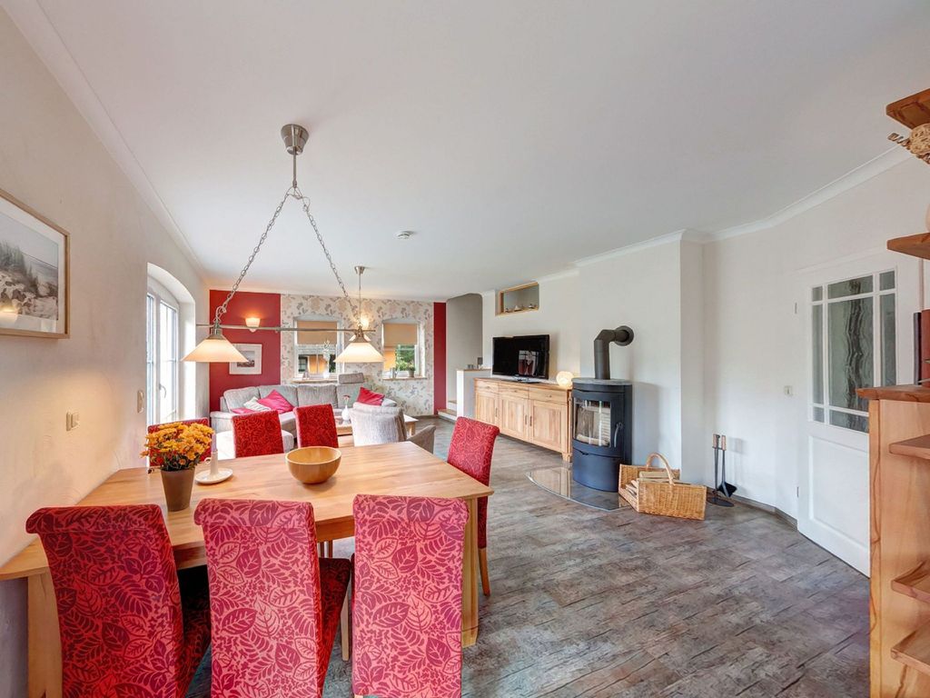 Wohnzimmer mit offener Küche und Essbereich