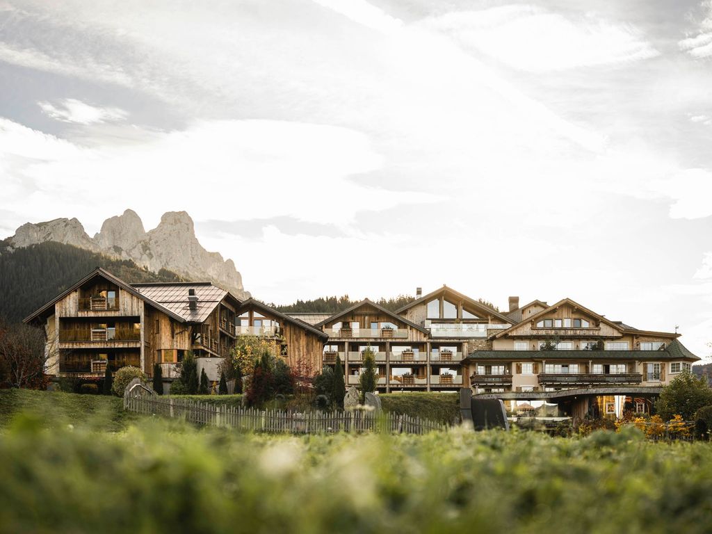Hotel der Engel Außenansicht mit Bergpanorama